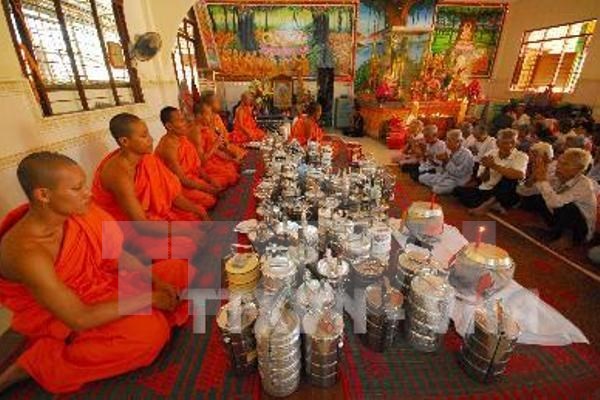 Nghi lễ dâng cơm và hoa quả cho các sư trong ngày tết Chôl Chnăm Thmây.